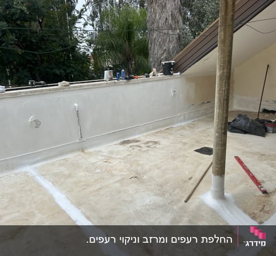 גג עם כלים וחומרים לעבודת איטום ושיפוץ